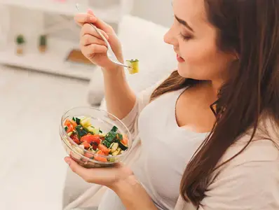 Embarazada comiendo una dieta saludable durante la preconcepción