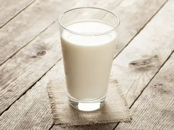 Un vaso de leche fría.